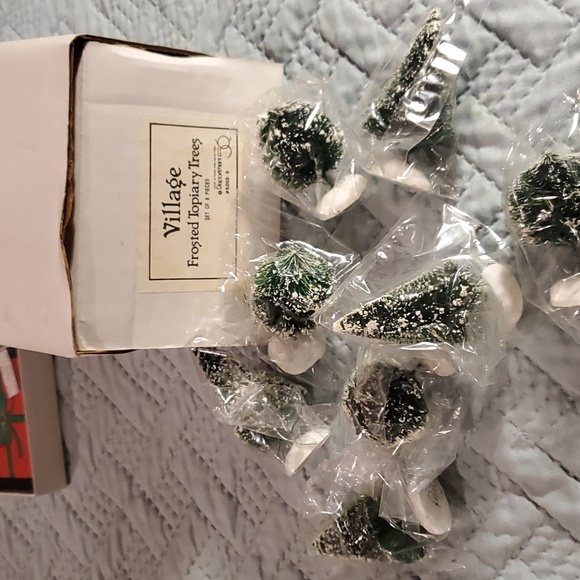 Department 56 Frosted topiary trees, streetlamps and bushes - Picture 4 of 4